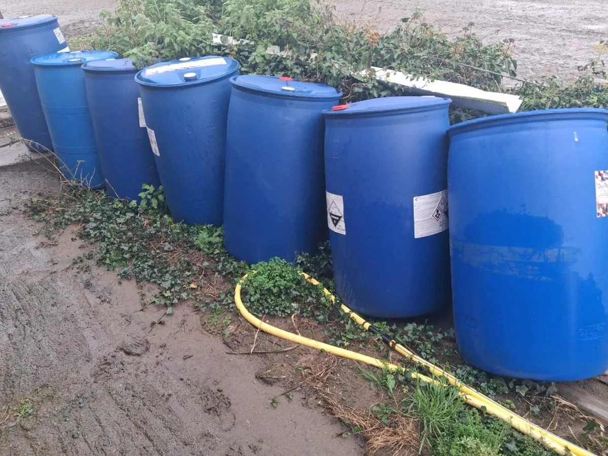 200 litre plastic barrels - Image 2