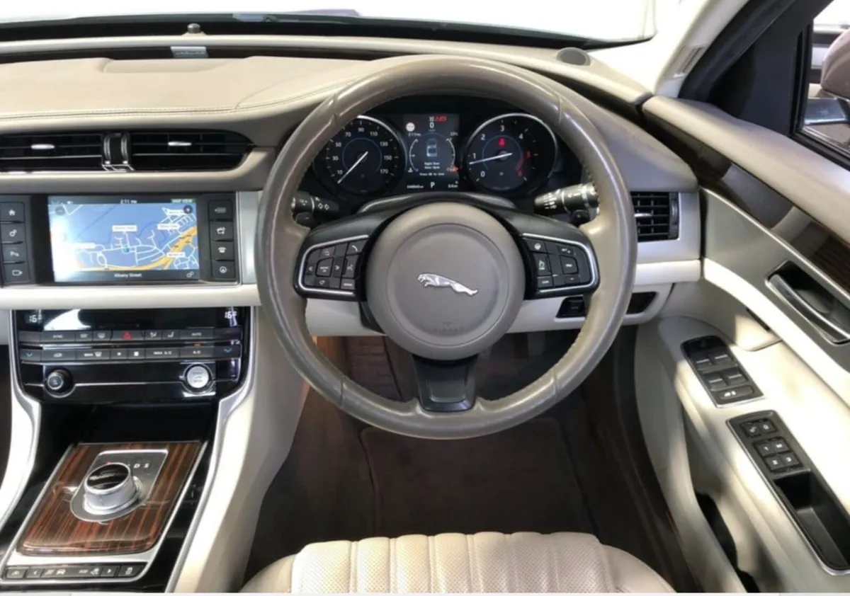 2016 Jaguar xf 20d   presitge c - Image 4