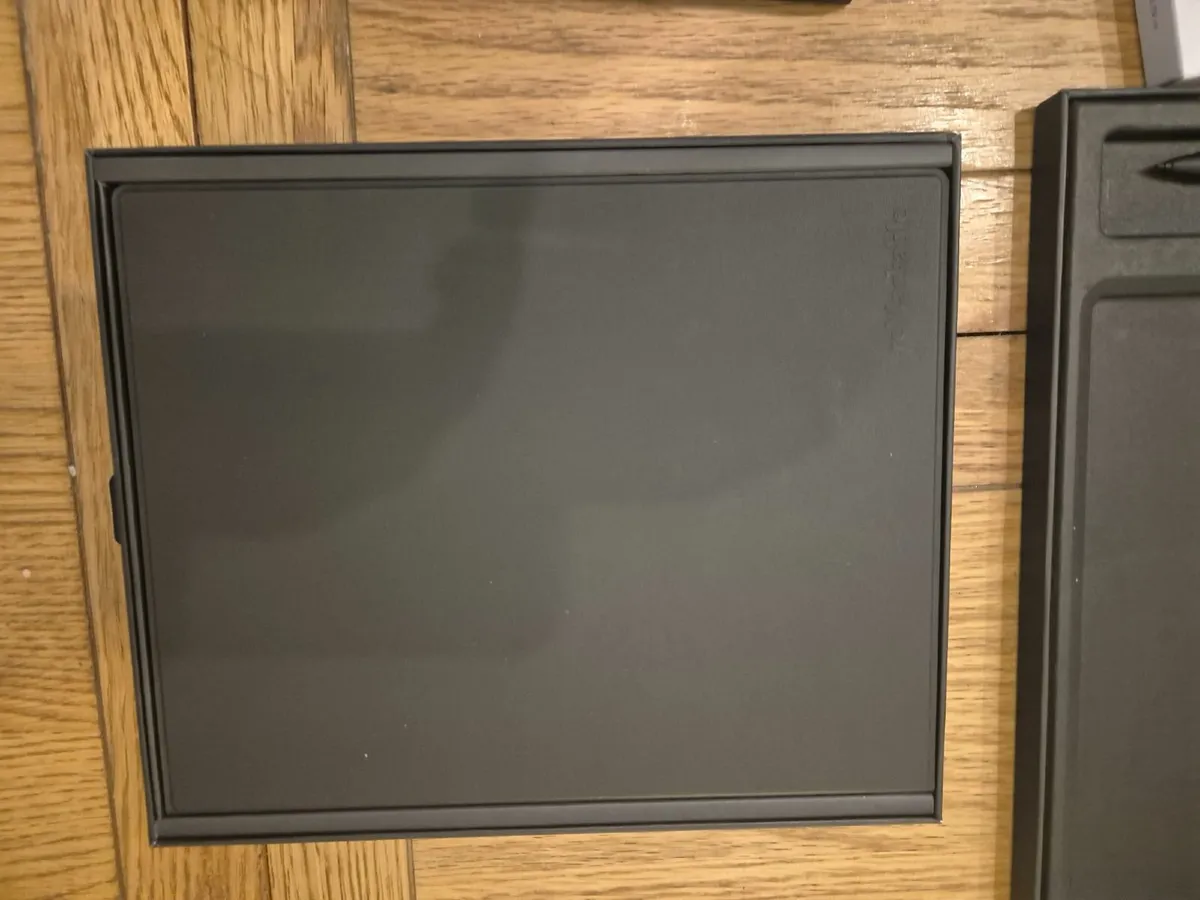 Remarkable 2 paperless  w/pen/ keyboard/cover - Image 3
