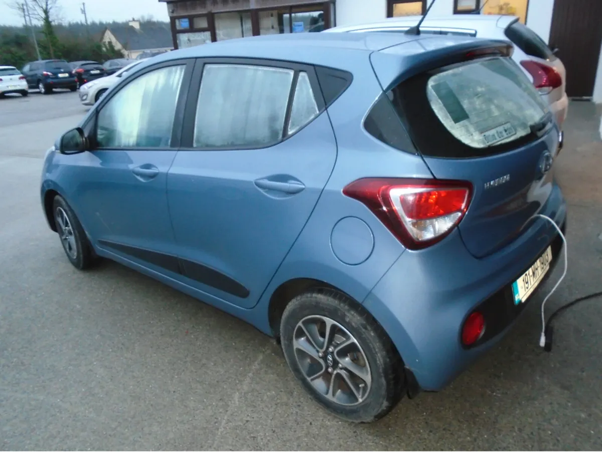 Hyundai i10 DELUXE 4DR - Image 2