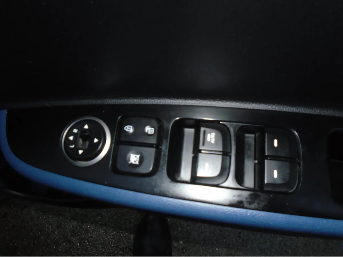 Hyundai i10 DELUXE 4DR - Image 3