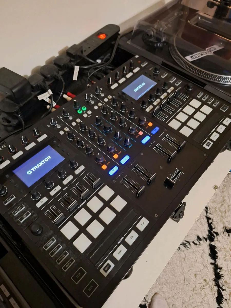 Native Instruments Traktor Kontrol S8 in excellent - Image 2