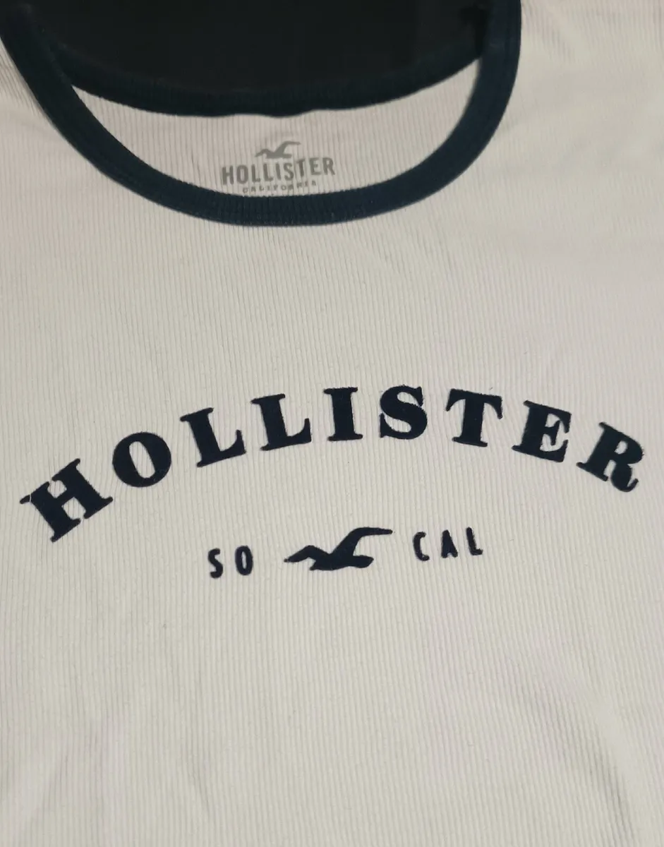 2 Women's Hollisters T-Shirts - Image 2