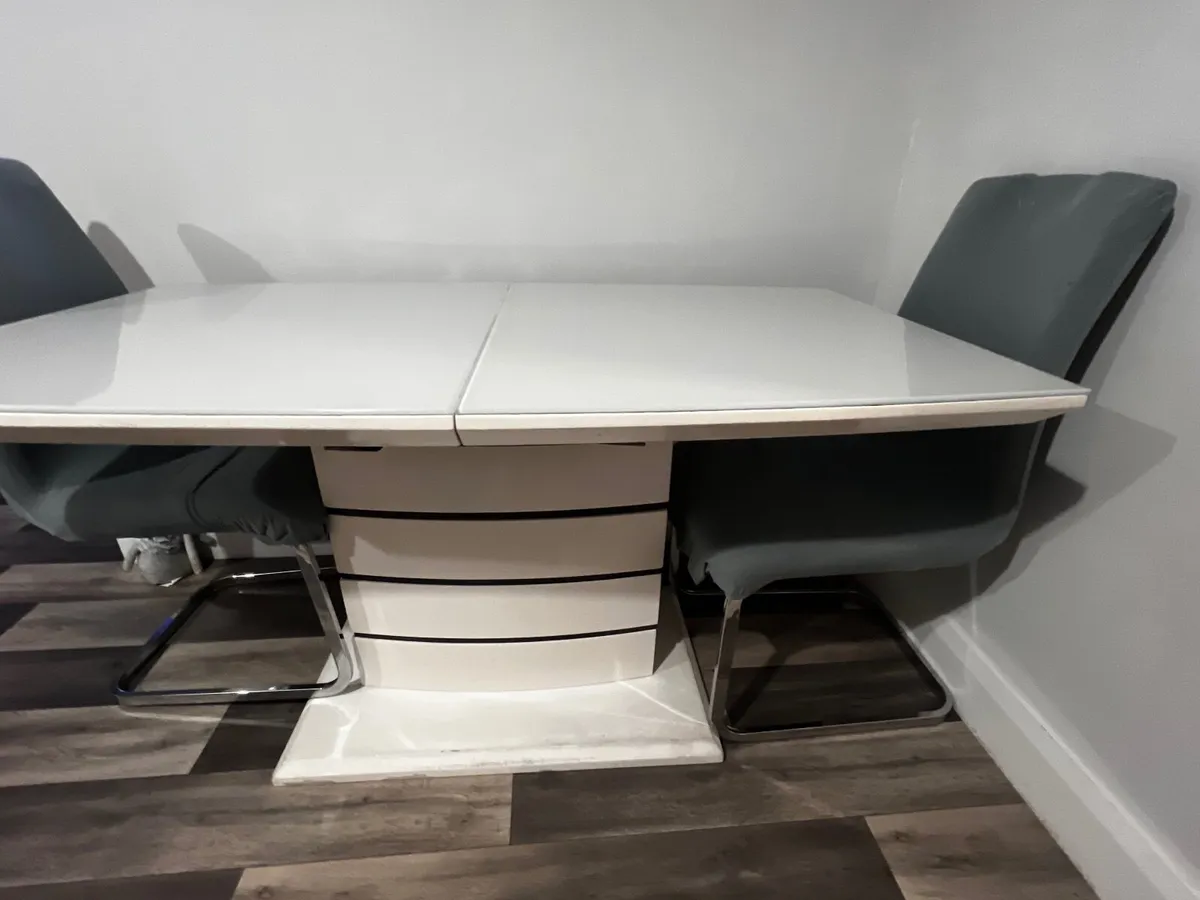 Extendable dining table - Image 1
