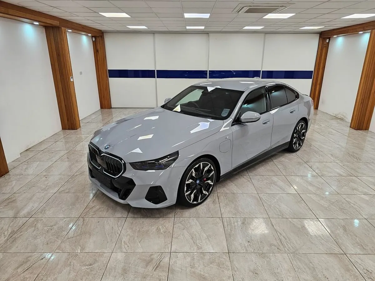 BMW 5-Series 550E ! OVER 114K NEW - Image 3