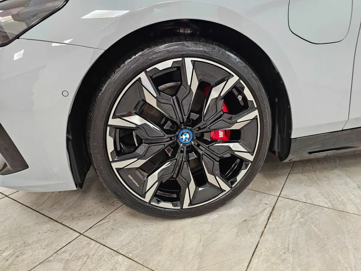 BMW 5-Series 550E ! OVER 114K NEW - Image 4