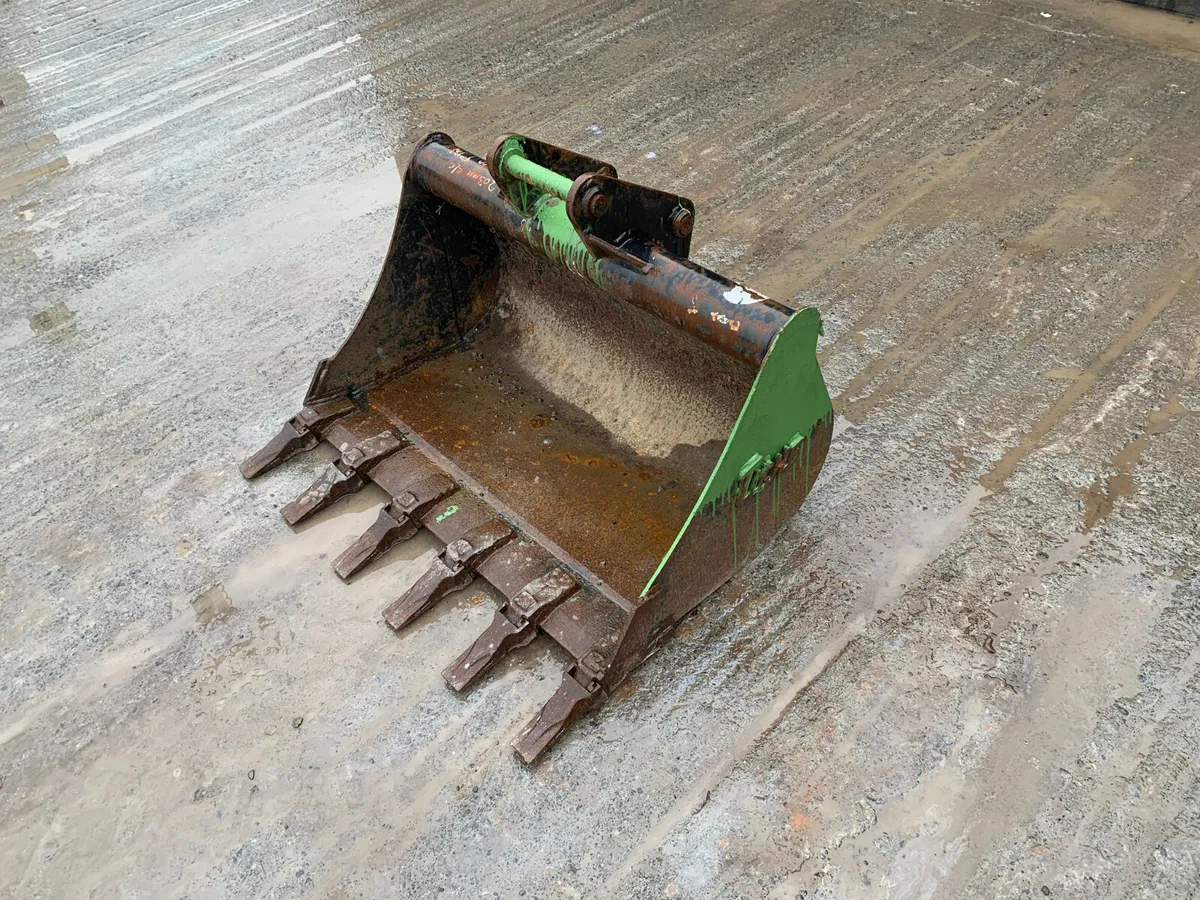 3FT Digger Bucket – 30mm Pins | 330mm Centres - Image 3