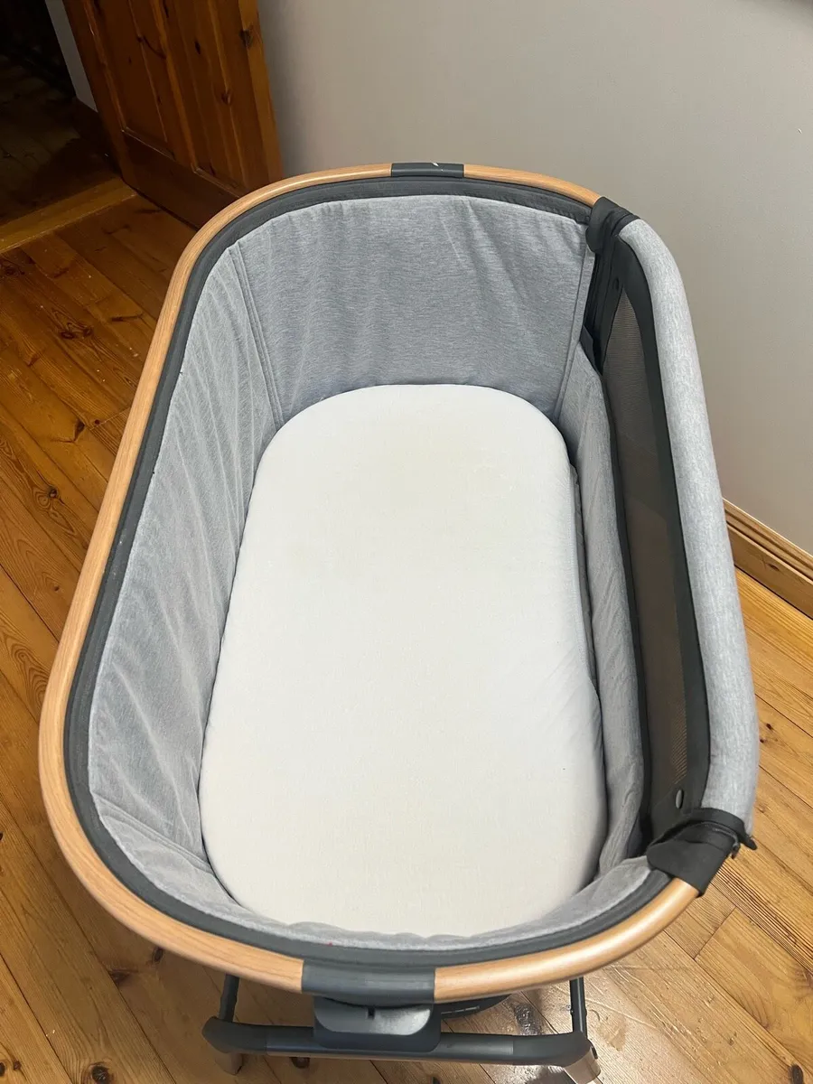 Maxi-Cosi Lora co-sleeper crib - Image 1