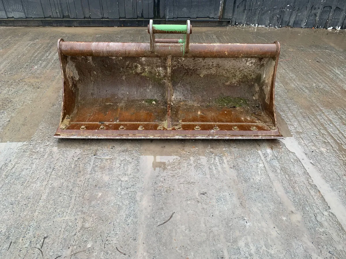 2FT 6 Digger Bucket – 60mm Pins | 310mm Centres - Image 2