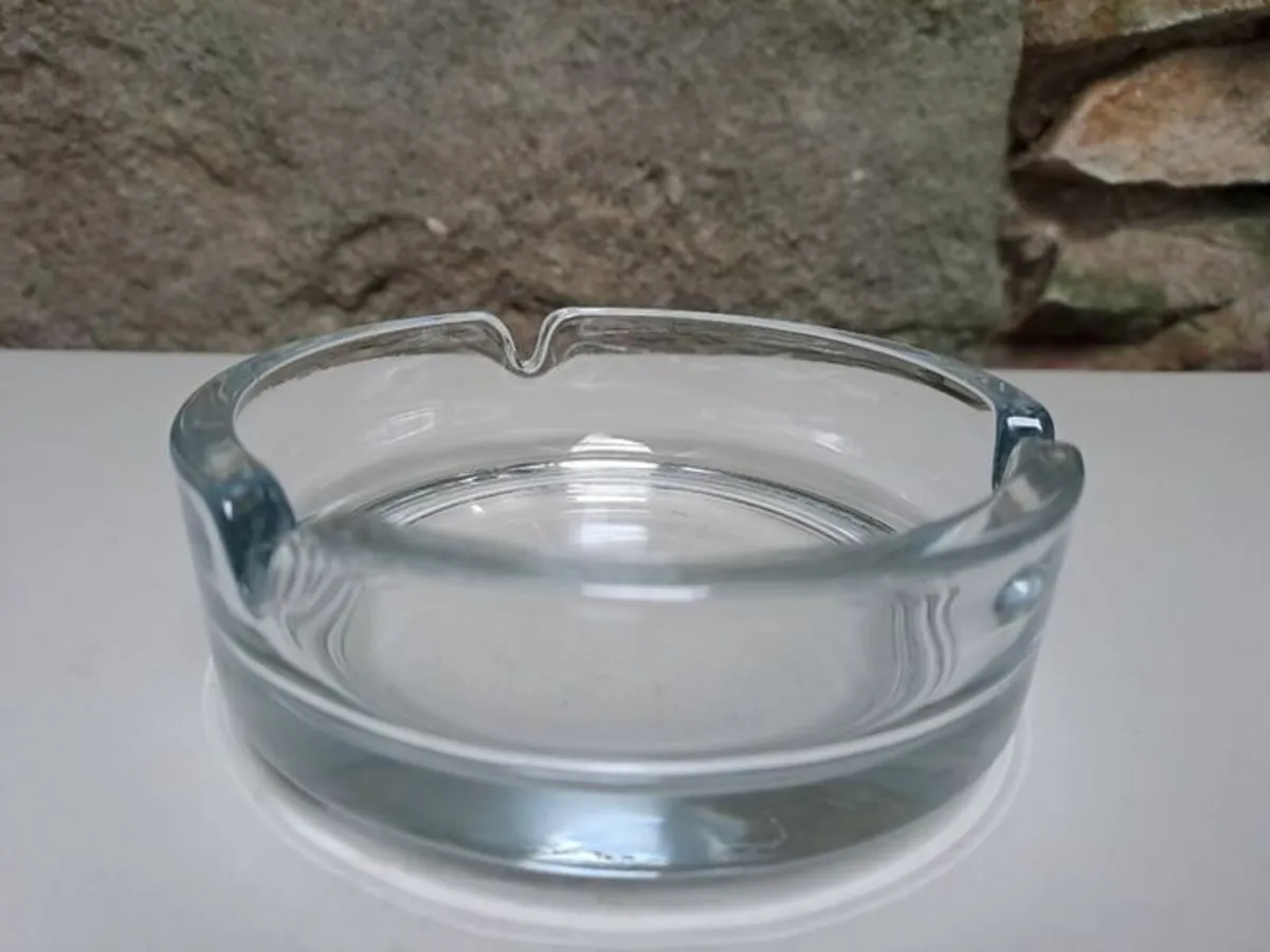Glass ashtray - Image 1