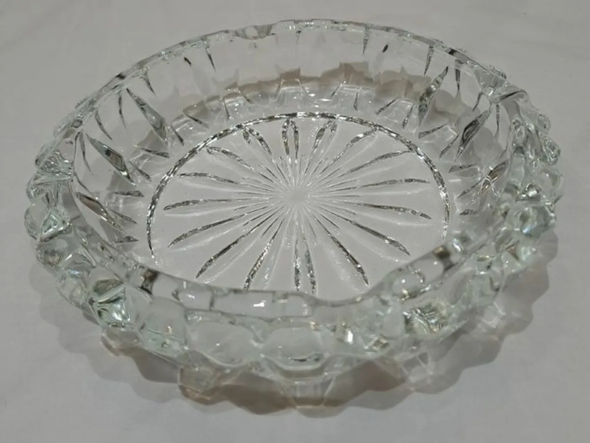 Cut glass ashtray - Image 1