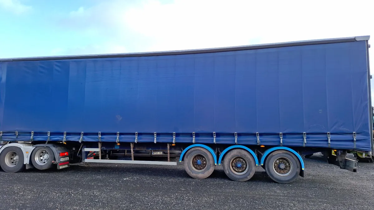 2010 SDC Curtain Side Trailer 3 axle , - Image 3