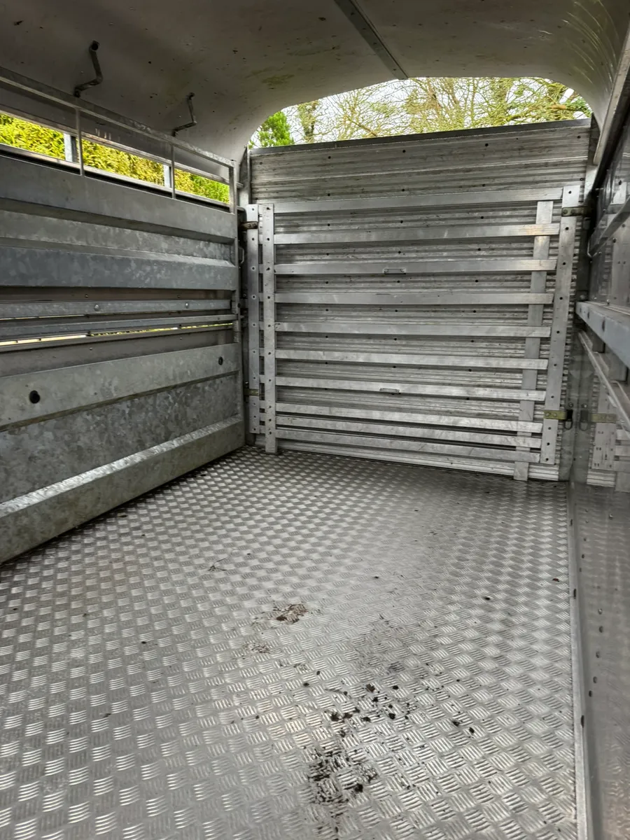 Nugent livestock trailer - Image 1