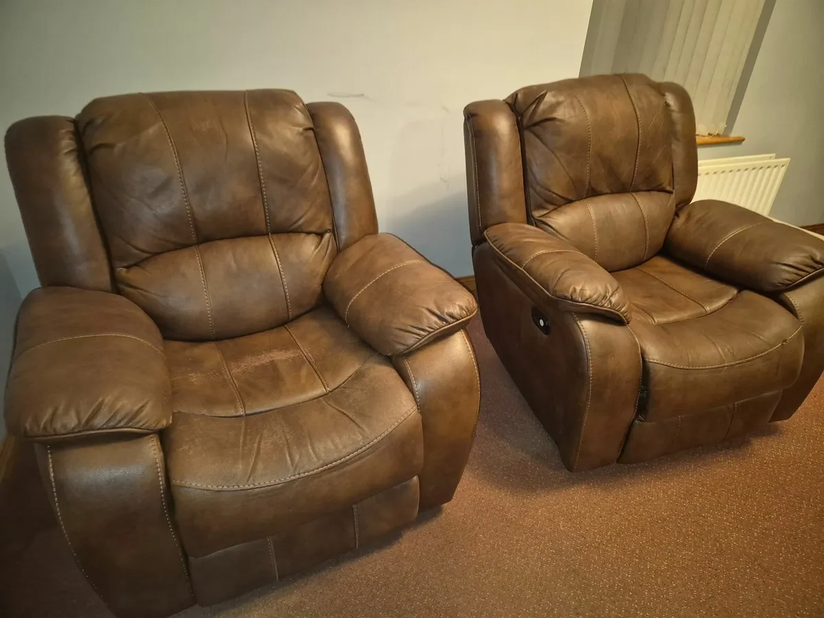Leather sofa and chairs - Image 1