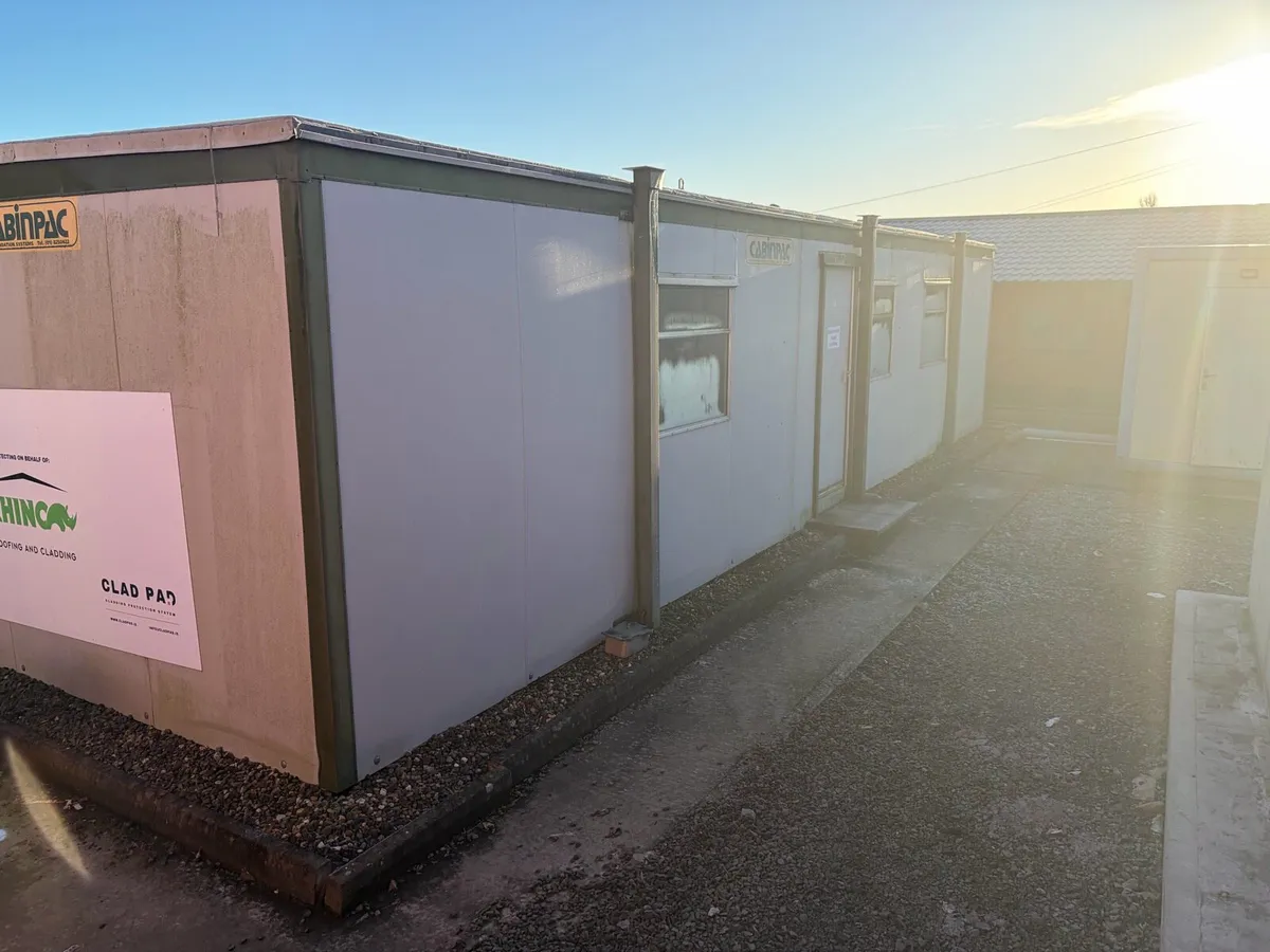 Cabin office / dressing rooms - Image 1