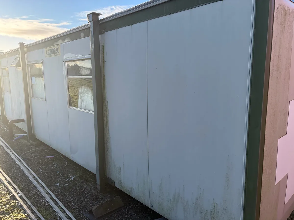 Cabin office / dressing rooms - Image 3