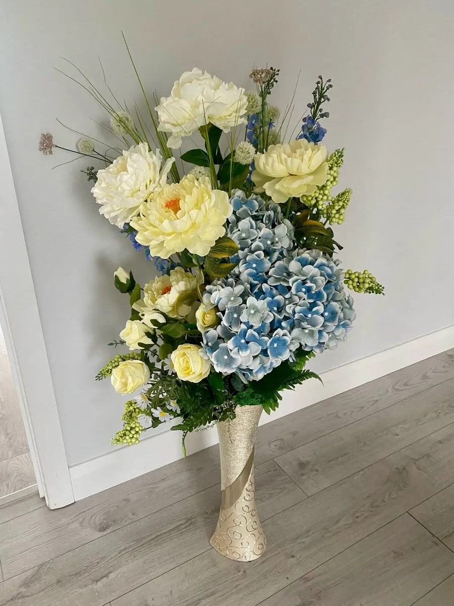 Flower arrangement and vase - Image 1