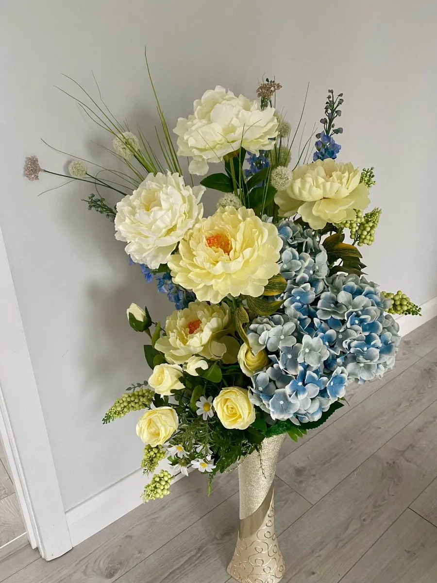 Flower arrangement and vase - Image 2