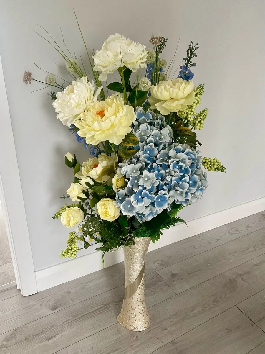 Flower arrangement and vase - Image 3