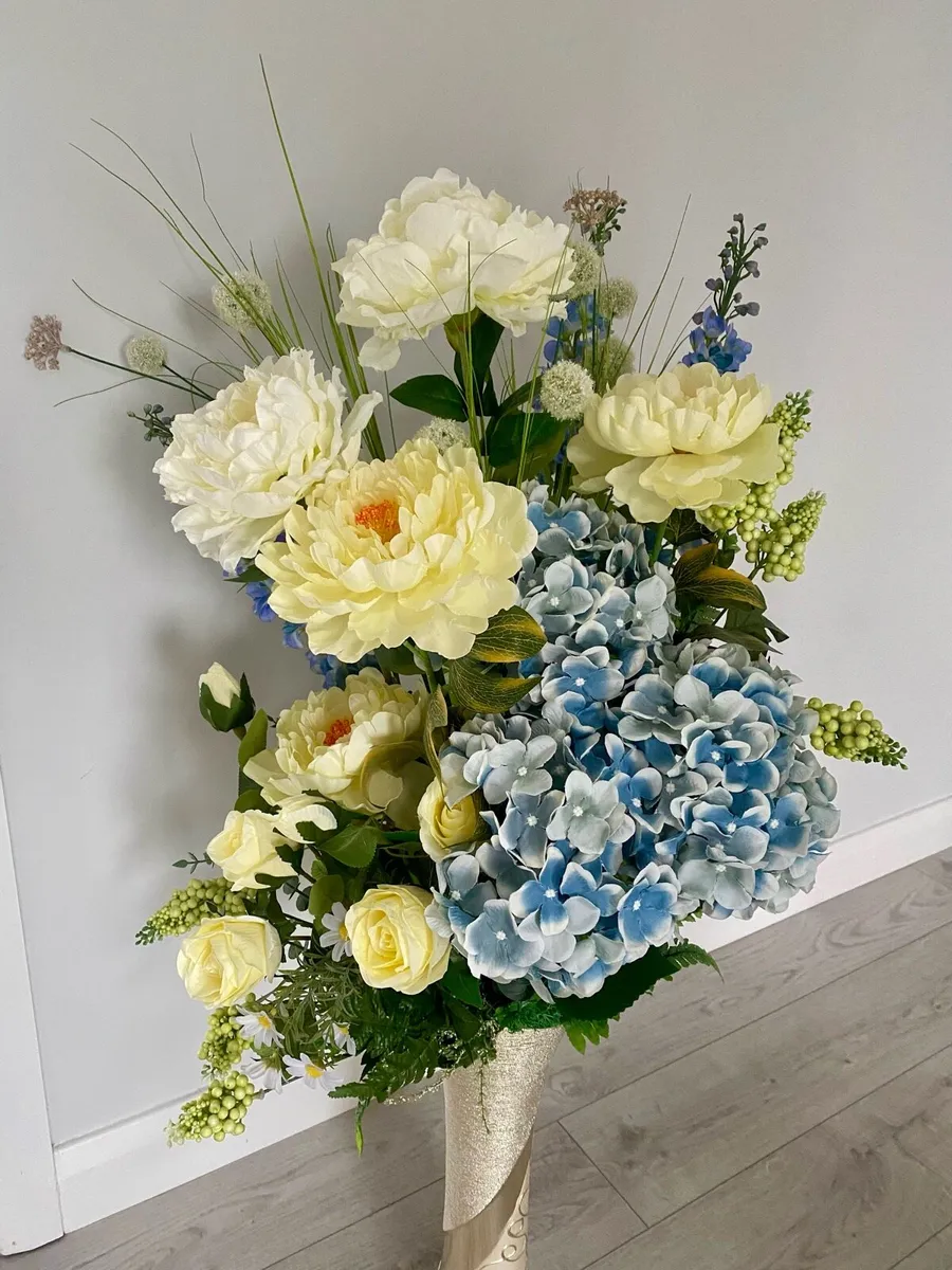 Flower arrangement and vase - Image 4