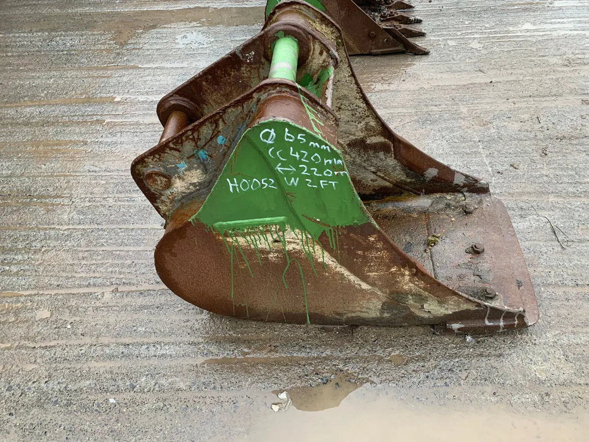 2FT Digger Bucket – 65mm Pins | 420mm Centres - Image 2