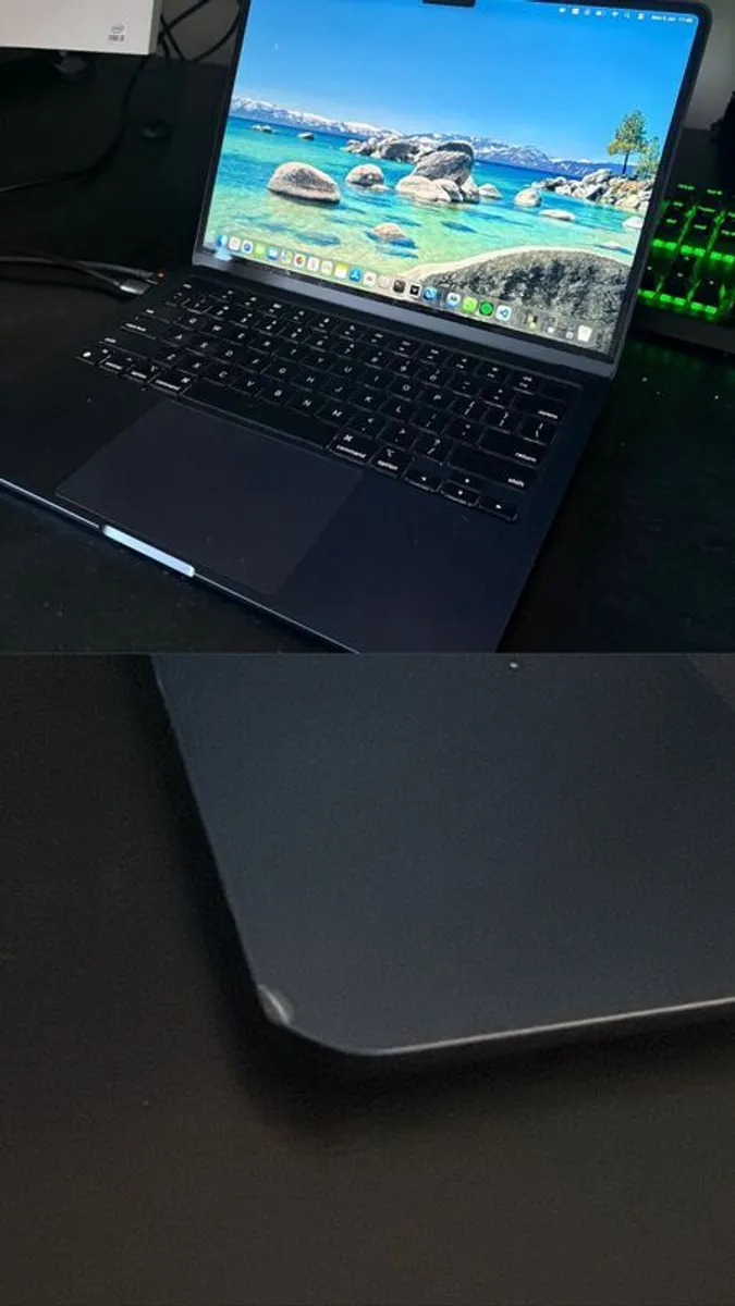MacBook Air with M2 chip Midnight - Image 2