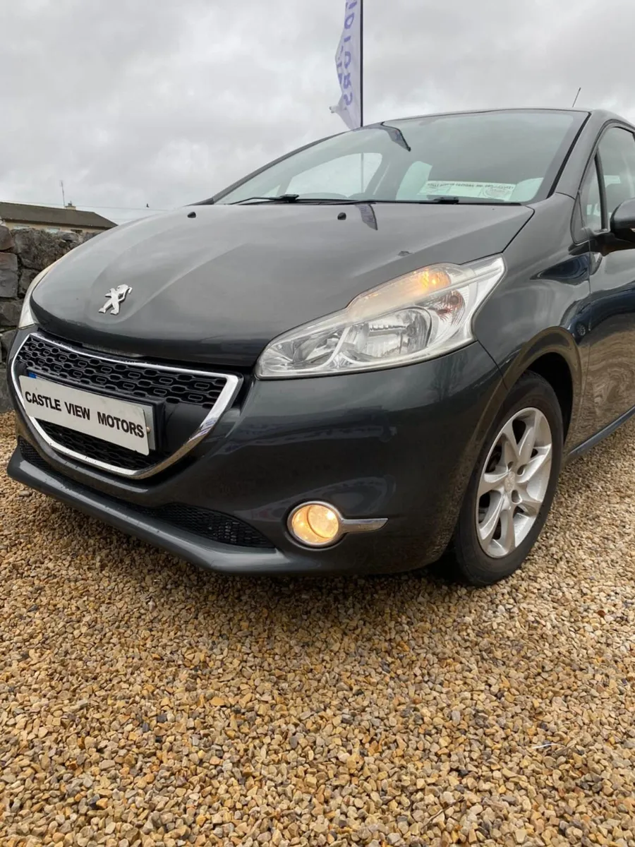 13 Peugeot 208 1.2 Petrol - Image 2