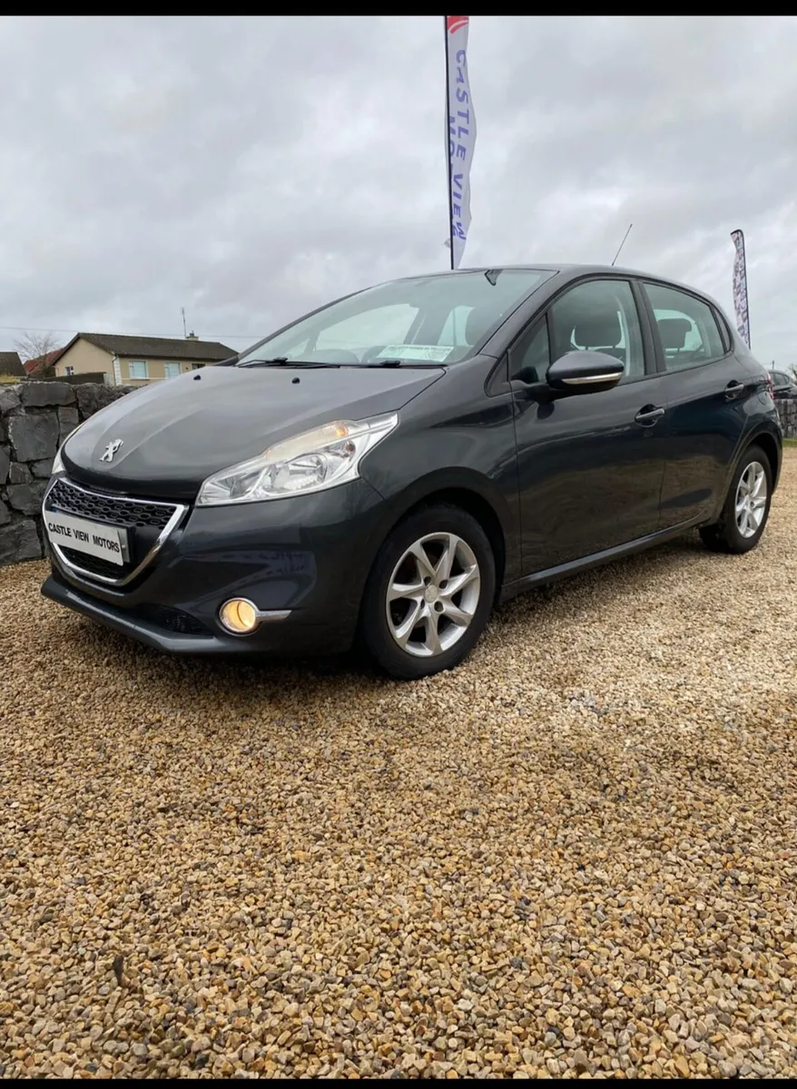 13 Peugeot 208 1.2 Petrol - Image 4