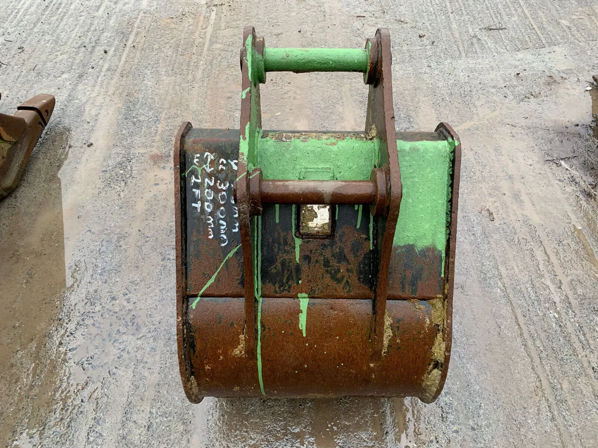 2FT Digger Bucket – 45mm Pins | 300mm Centres - Image 4