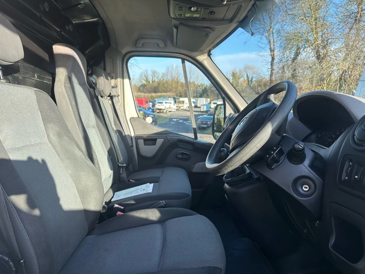 152 Renault Master Twin Wheel - Image 3