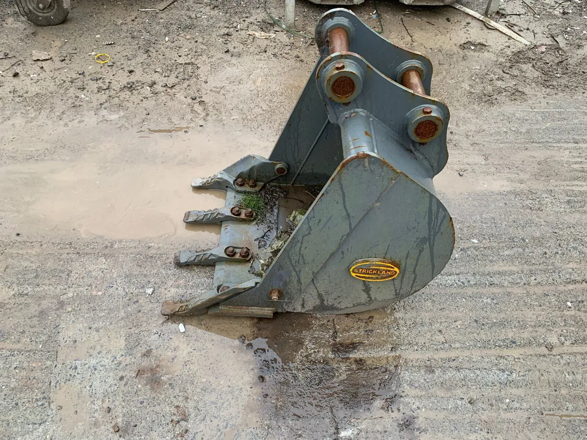 1FT 8 Digger Bucket – 45mm Pins | 230mm Centres - Image 4