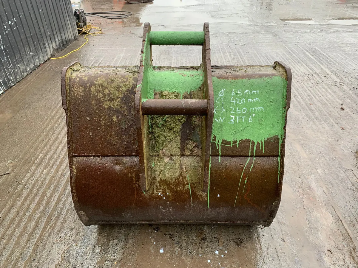 3FT 6 Digger Bucket – 65mm Pins | 420mm Centres - Image 4