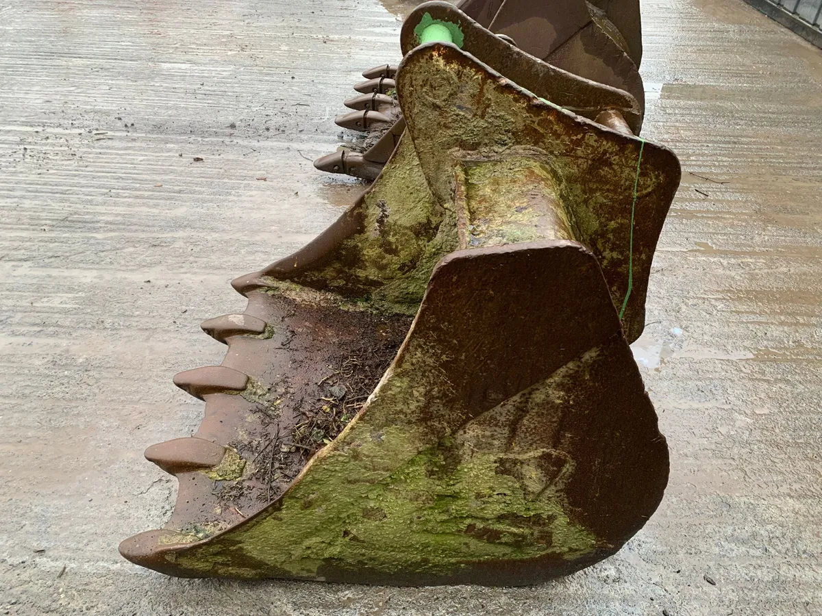 3FT 6 Digger Bucket – 65mm Pins | 420mm Centres - Image 3