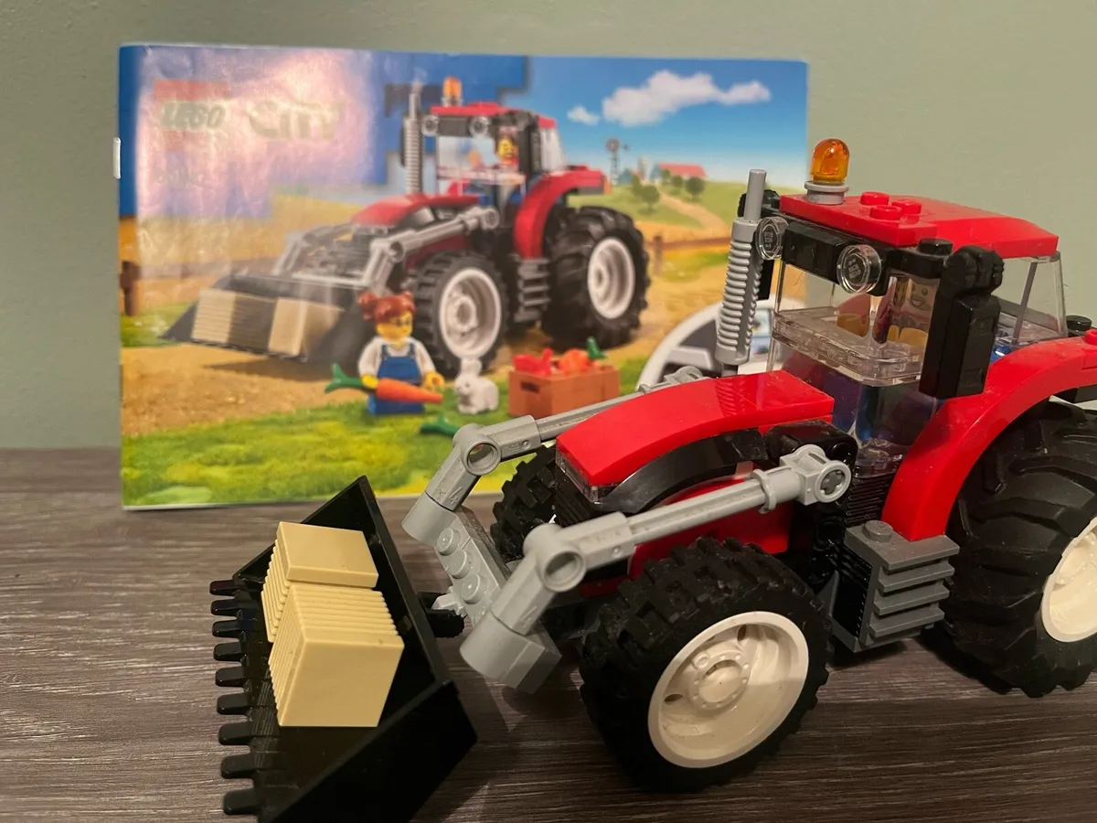 Lego City Tractor (60287) - Image 4