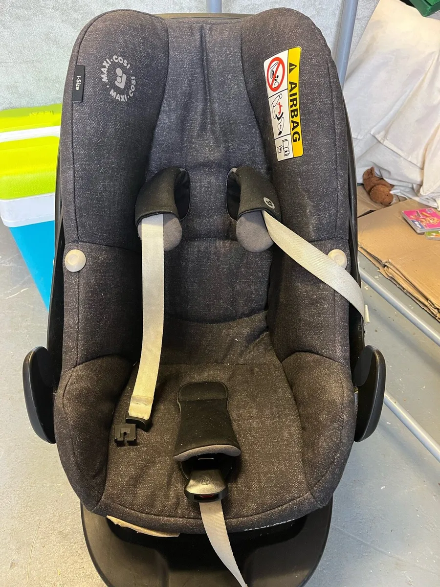 Maxi cosi car seat with newborn insert + isofix ba - Image 2