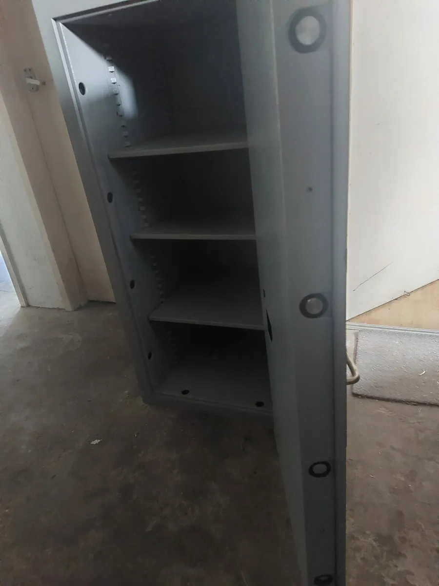 Large heavy fireproof safe - Image 2