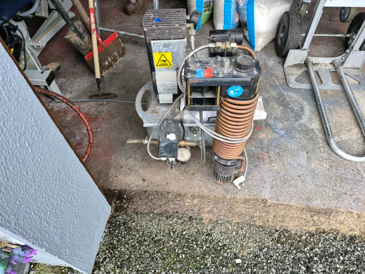 Dental air compressor - Image 1