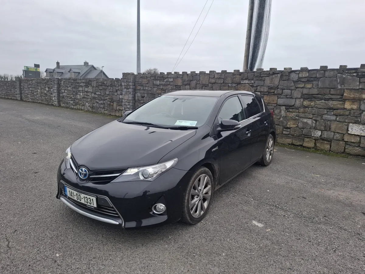 Toyota auris 2014 hybrid - Image 2