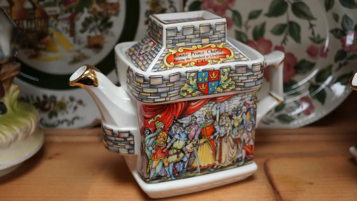 Sadler Castle Teapot - Image 1
