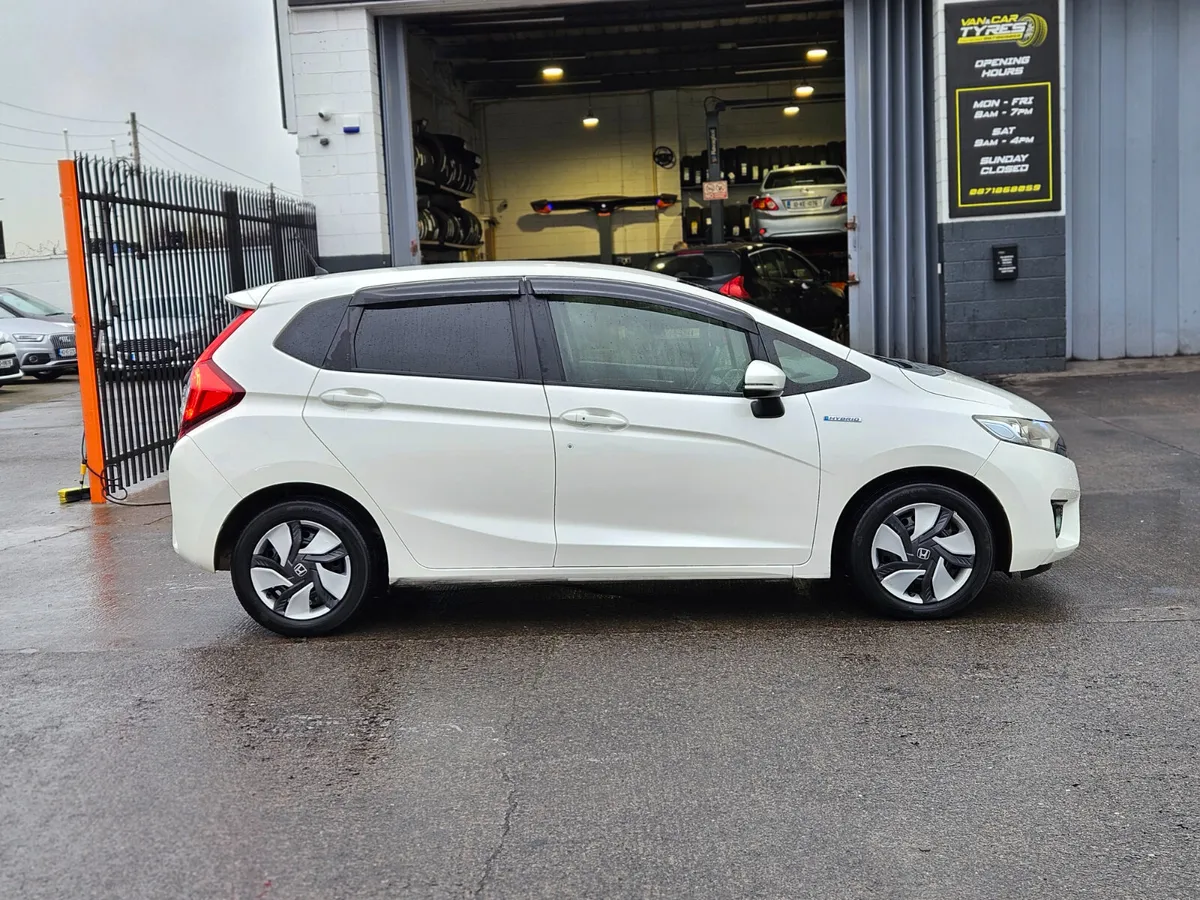 Honda Fit 1.5 Hybrid - Image 2