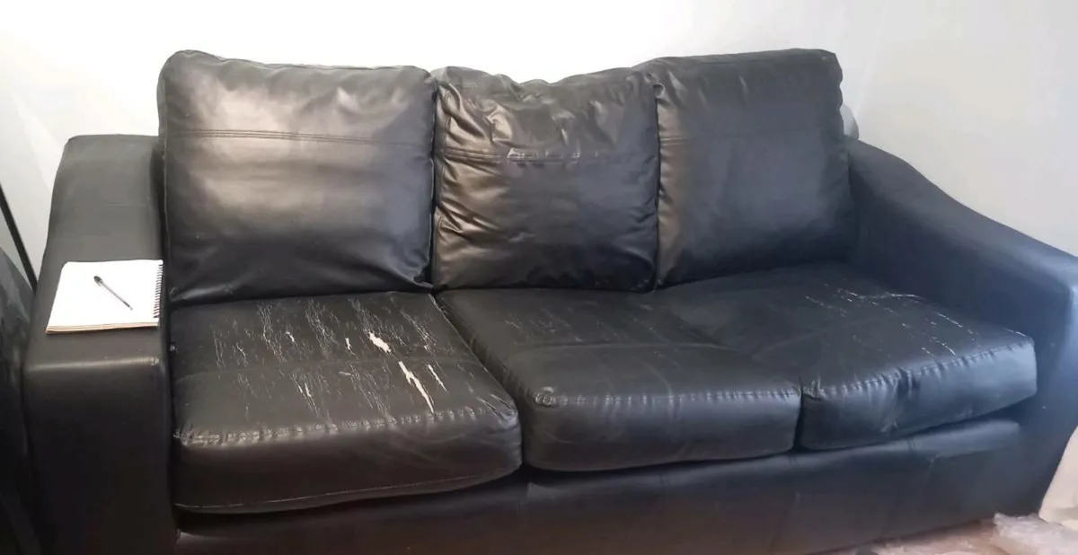 Black leatherette couch - Image 3