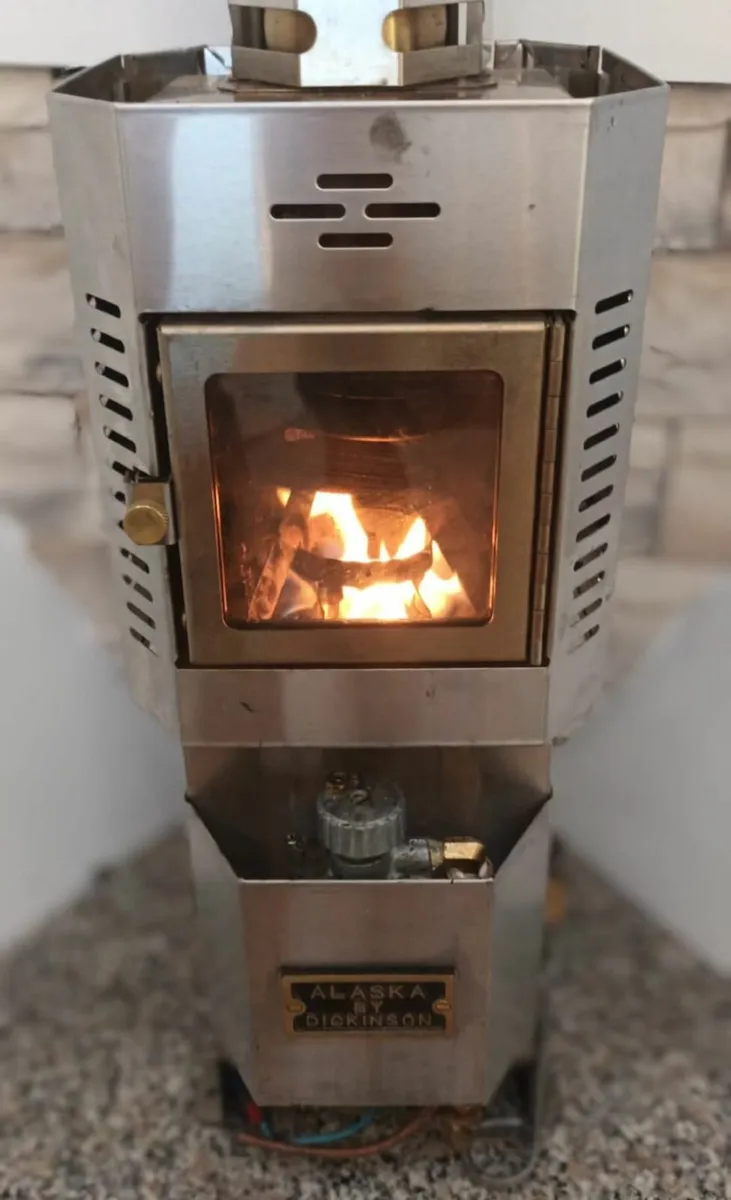 37' Steel Cruiser Houseboat - Image 4