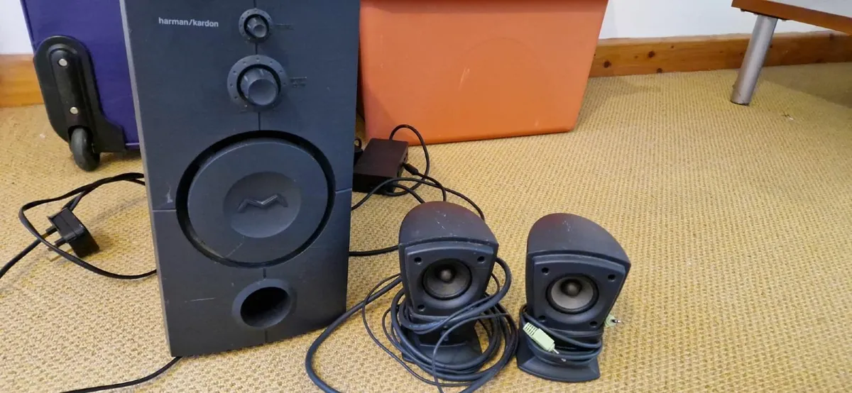 Dell desktop computer,  monitor and speakers - Image 2