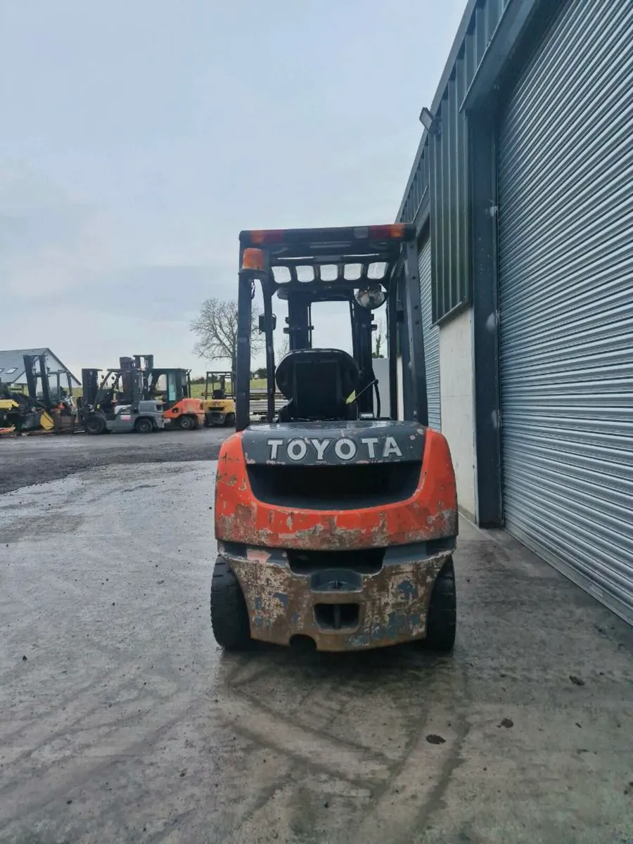Toyota 8FDF25 diesel forklift - Image 2