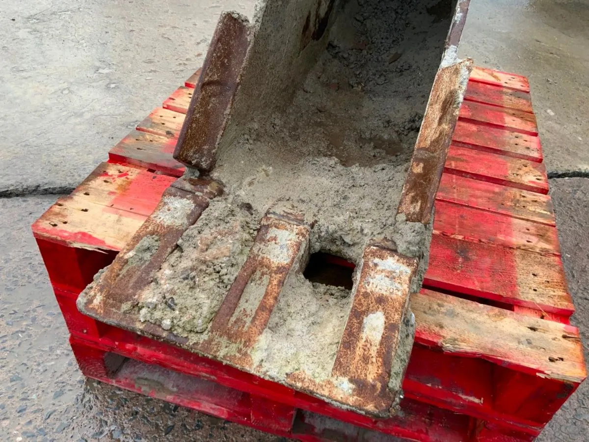 18" DIGGING BUCKET.......65mm PINS..........358. - Image 3