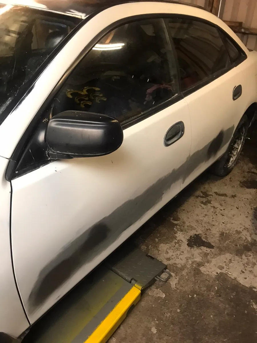 Mazda 323 F - Image 3