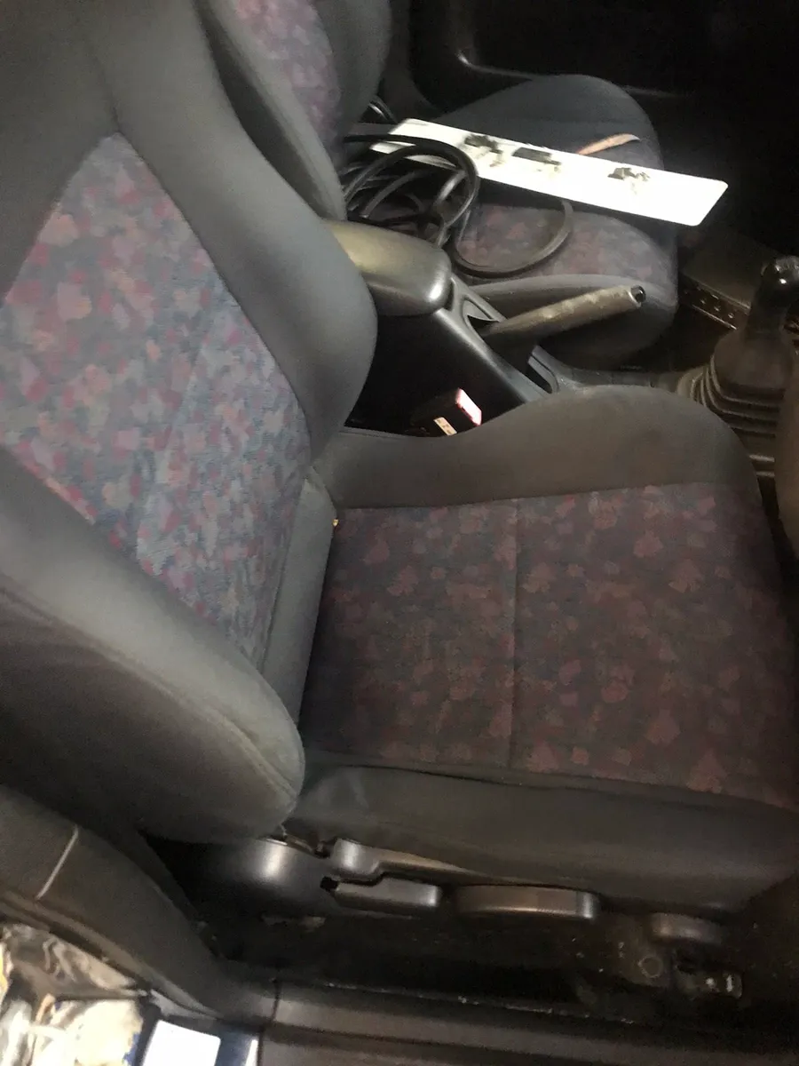 Mazda 323 F - Image 4