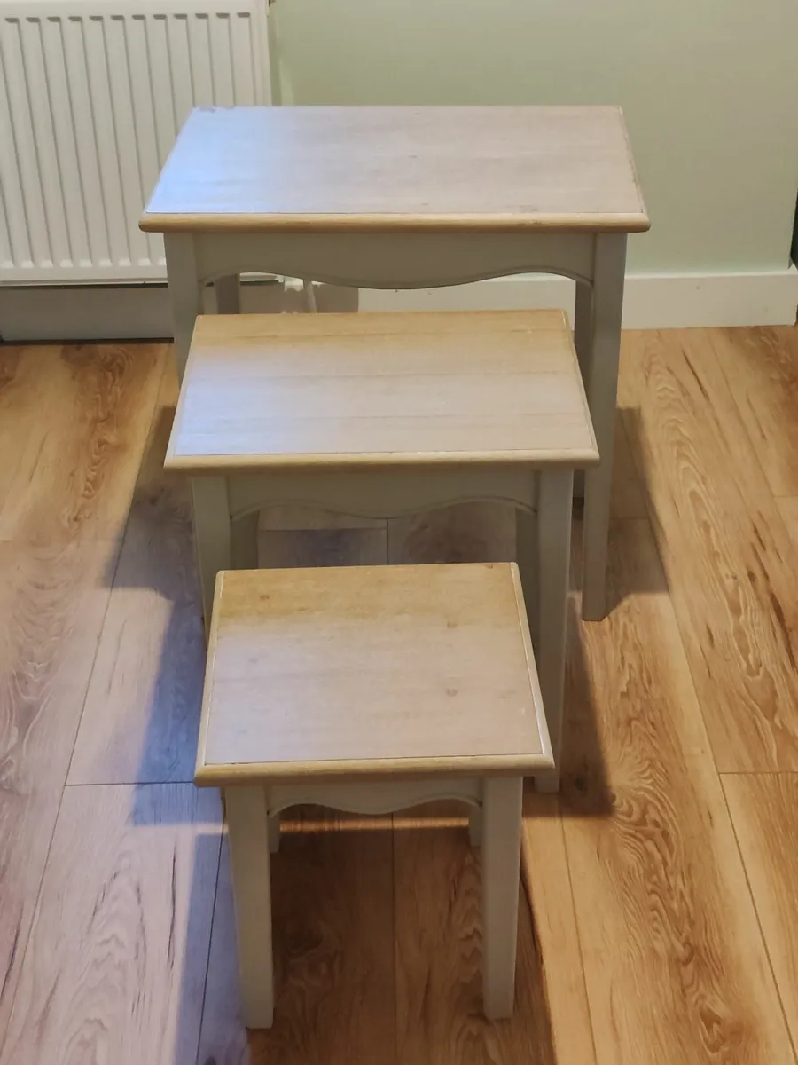 Nest of 3 tables - Image 1