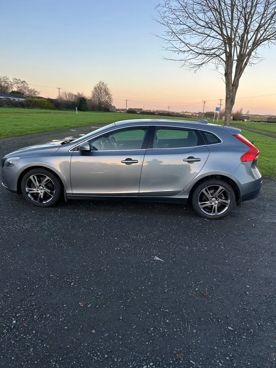 Volvo V40 2.0 D2 SE Lux NAV - full service history - Image 3
