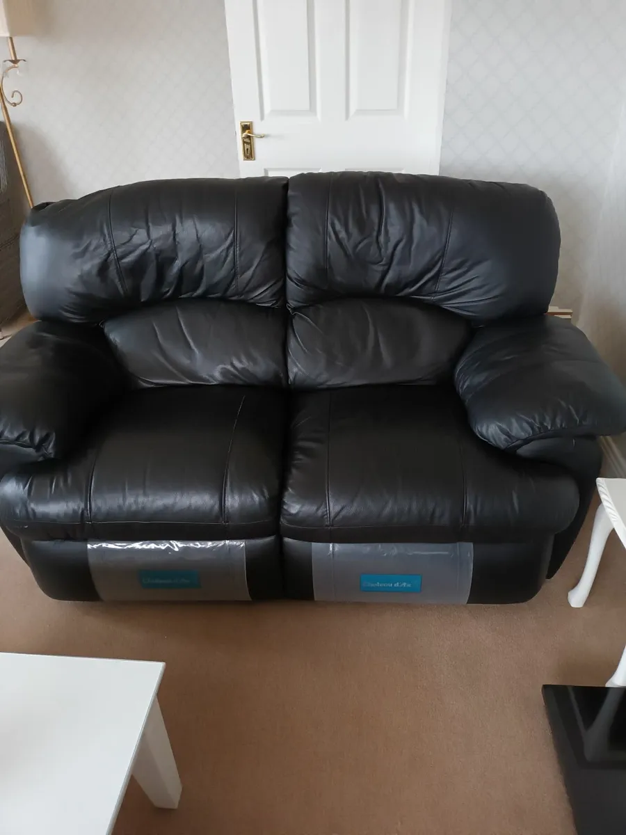 Leather sofa 3 seater and 2 seater - Image 1